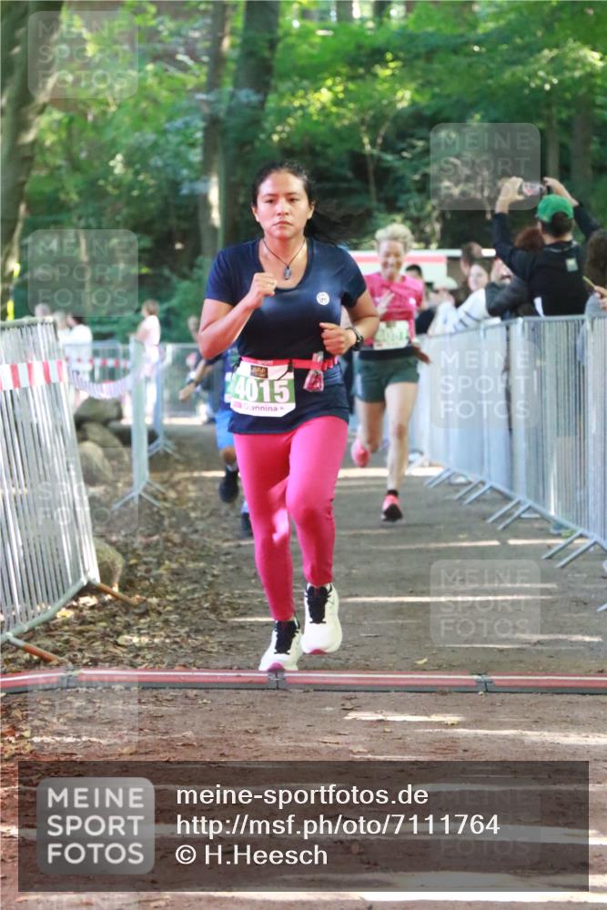 22.09.2024 - 32. Volkslauf durch das schöne Alstertal H.Heesch http://msf.ph/oto/7111764 22.09.2024 10:54:55 Ziel 4015, 4087, 4088 meine-sportfotos.de