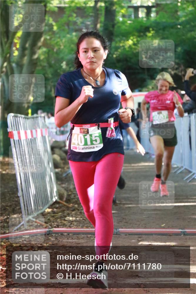 22.09.2024 - 32. Volkslauf durch das schöne Alstertal H.Heesch http://msf.ph/oto/7111780 22.09.2024 10:54:55 Ziel 4015, 4087, 4088 meine-sportfotos.de