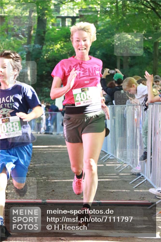 22.09.2024 - 32. Volkslauf durch das schöne Alstertal H.Heesch http://msf.ph/oto/7111797 22.09.2024 10:54:57 Ziel 4015, 4087, 4088 meine-sportfotos.de