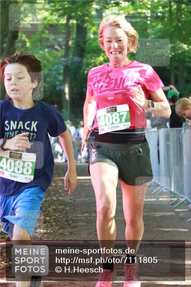 22.09.2024 - 32. Volkslauf durch das schöne Alstertal H.Heesch http://msf.ph/oto/7111805 22.09.2024 10:54:57 Ziel 4015, 4087, 4088 meine-sportfotos.de