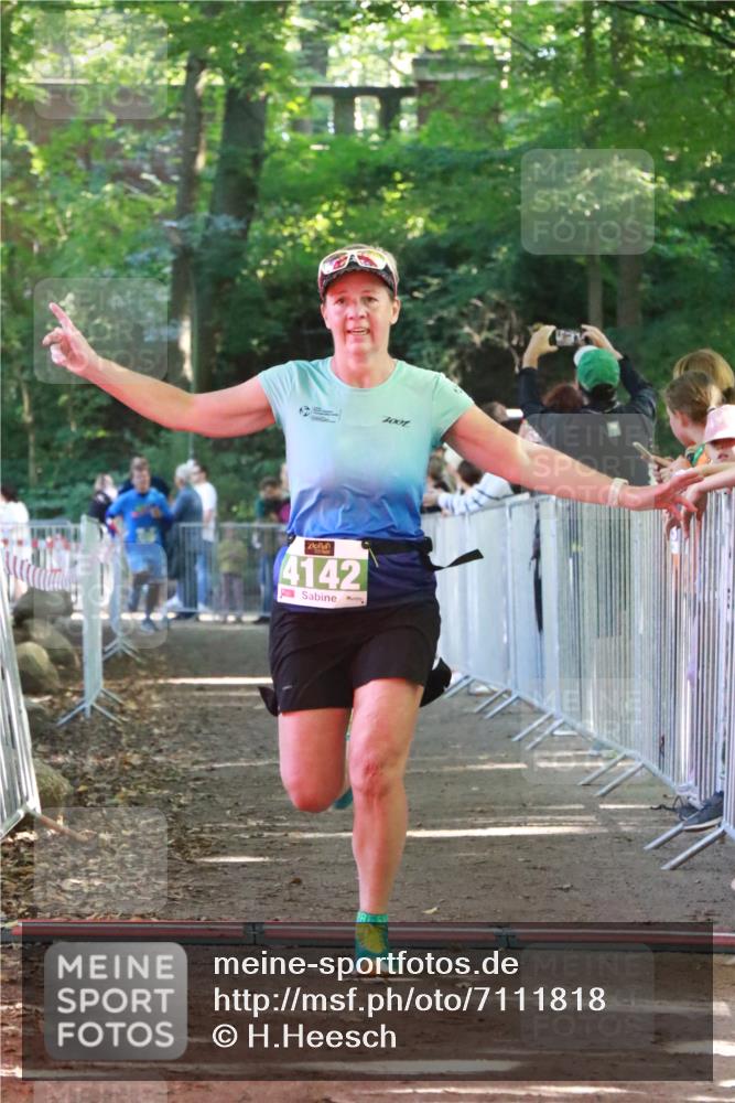 22.09.2024 - 32. Volkslauf durch das schöne Alstertal H.Heesch http://msf.ph/oto/7111818 22.09.2024 10:55:07 Ziel 4142, 4158, 4159 meine-sportfotos.de