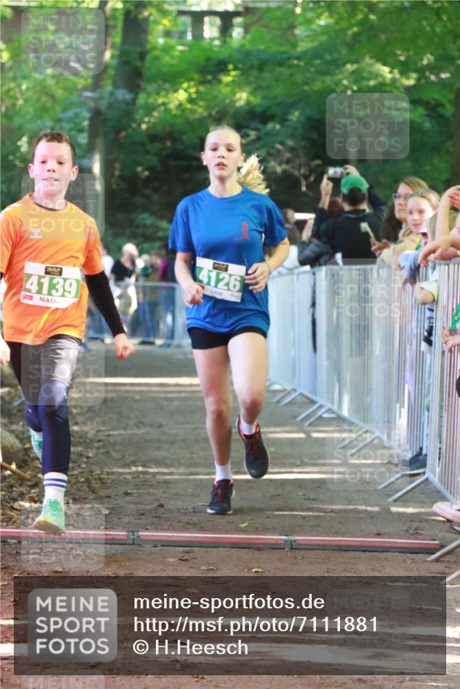 22.09.2024 - 32. Volkslauf durch das schöne Alstertal H.Heesch http://msf.ph/oto/7111881 22.09.2024 10:55:21 Ziel 4126, 4139, 4951 meine-sportfotos.de
