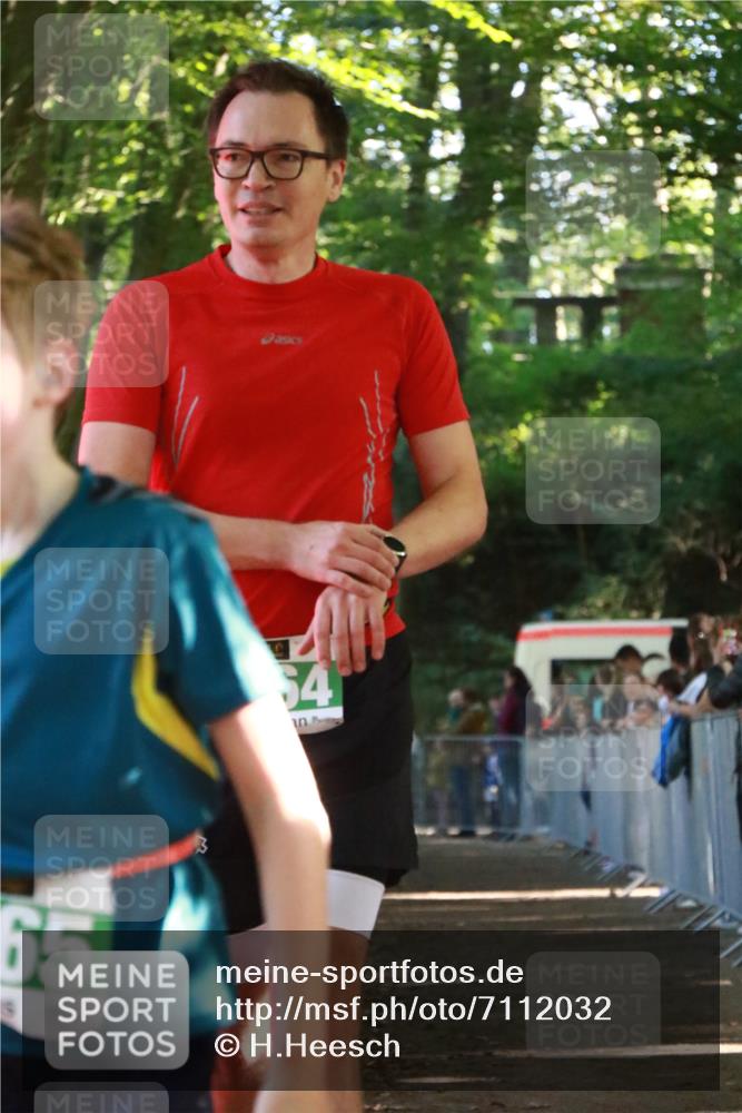 22.09.2024 - 32. Volkslauf durch das schöne Alstertal H.Heesch http://msf.ph/oto/7112032 22.09.2024 10:55:49 Ziel 4066, 4155, 4164, 4165 meine-sportfotos.de