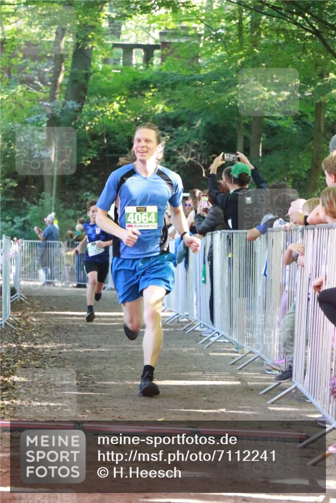 22.09.2024 - 32. Volkslauf durch das schöne Alstertal H.Heesch http://msf.ph/oto/7112241 22.09.2024 10:56:34 Ziel 4008, 4064, 4065, 4960 meine-sportfotos.de