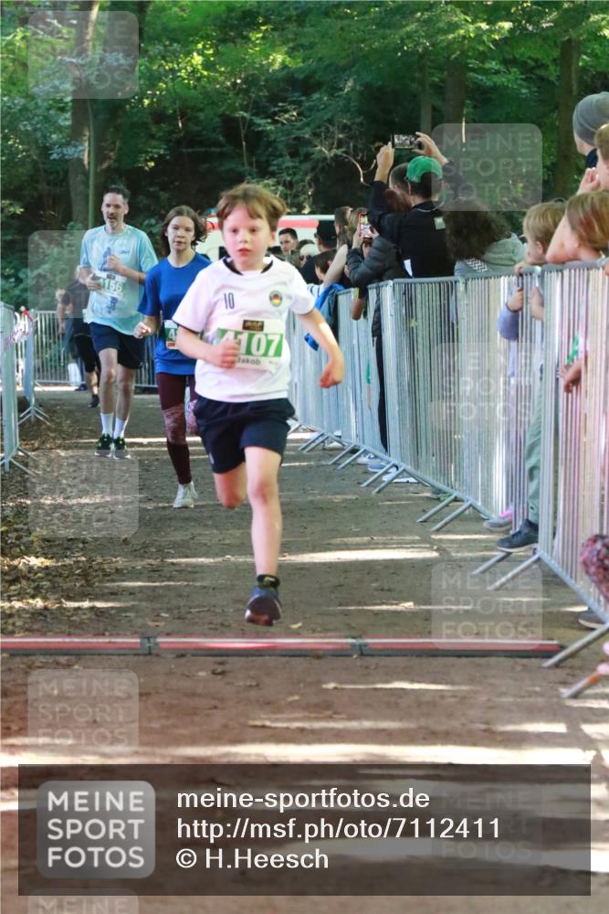 22.09.2024 - 32. Volkslauf durch das schöne Alstertal H.Heesch http://msf.ph/oto/7112411 22.09.2024 10:56:52 Ziel 4107, 4127, 4156 meine-sportfotos.de