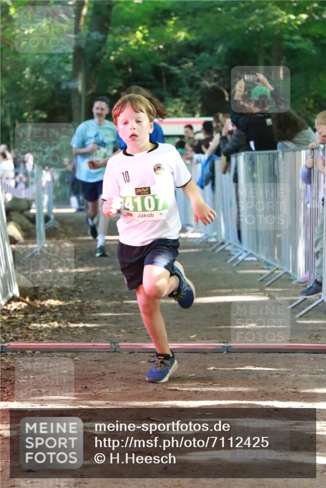 22.09.2024 - 32. Volkslauf durch das schöne Alstertal H.Heesch http://msf.ph/oto/7112425 22.09.2024 10:56:53 Ziel 4107, 4127, 4156 meine-sportfotos.de