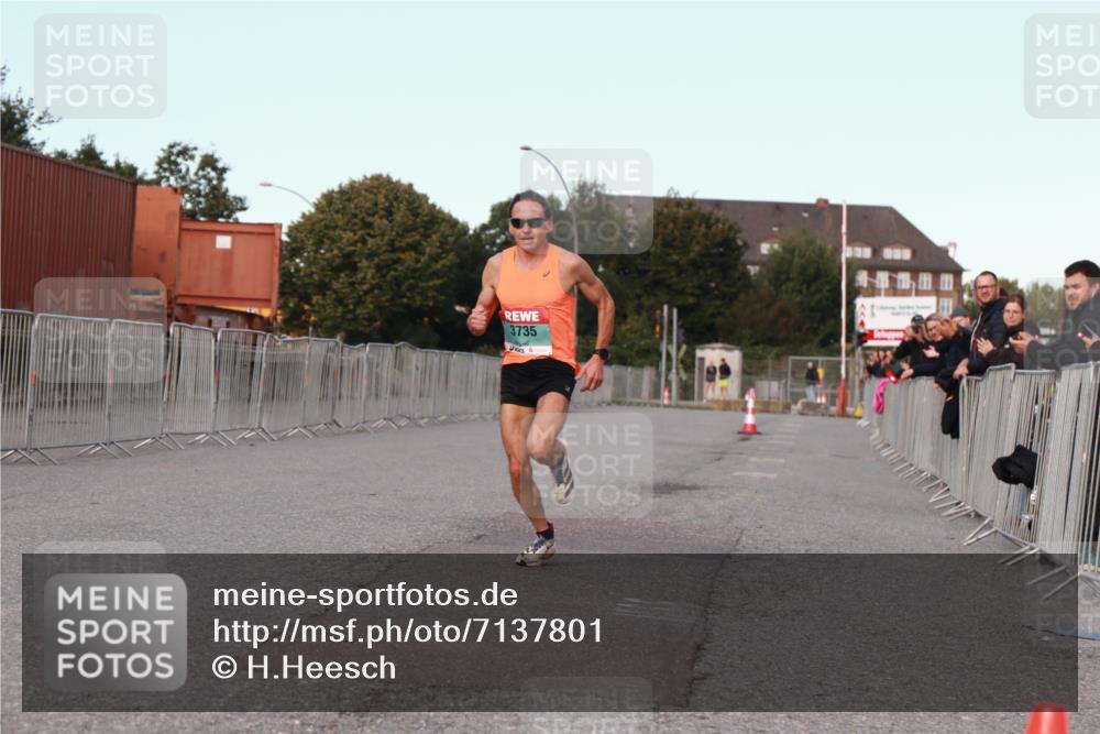 03.10.2024 - Köhlbrandbrückenlauf H.Heesch http://msf.ph/oto/7137801 03.10.2024 09:39:47 Ziel 3735 meine-sportfotos.de