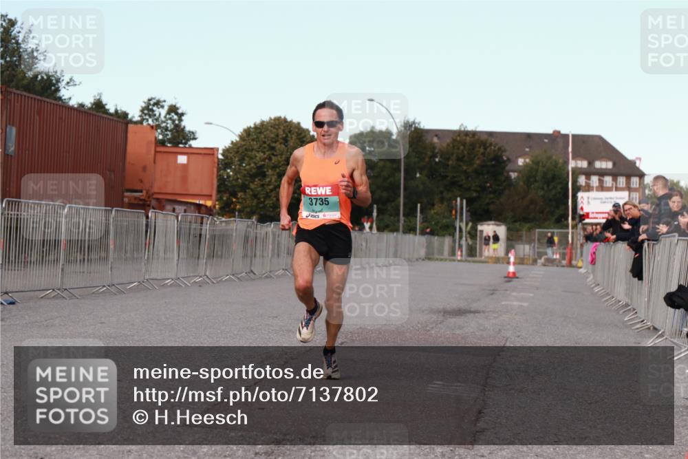 03.10.2024 - Köhlbrandbrückenlauf H.Heesch http://msf.ph/oto/7137802 03.10.2024 09:39:47 Ziel 3735 meine-sportfotos.de