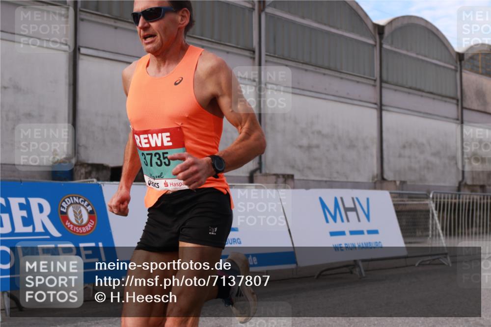 03.10.2024 - Köhlbrandbrückenlauf H.Heesch http://msf.ph/oto/7137807 03.10.2024 09:39:49 Ziel 3735 meine-sportfotos.de