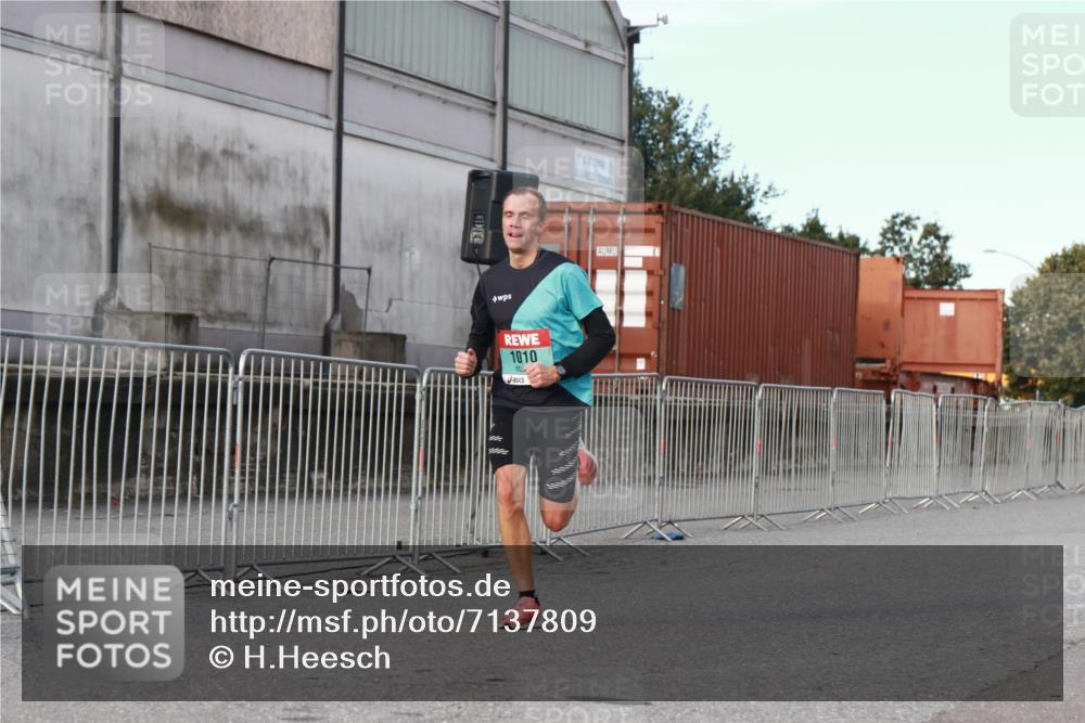 03.10.2024 - Köhlbrandbrückenlauf H.Heesch http://msf.ph/oto/7137809 03.10.2024 09:42:38 Ziel 1010 meine-sportfotos.de