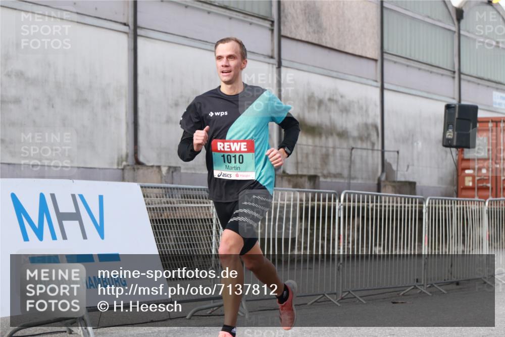 03.10.2024 - Köhlbrandbrückenlauf H.Heesch http://msf.ph/oto/7137812 03.10.2024 09:42:38 Ziel 1010 meine-sportfotos.de