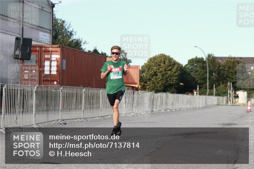 03.10.2024 - Köhlbrandbrückenlauf H.Heesch http://msf.ph/oto/7137814 03.10.2024 09:44:00 Ziel 1038 meine-sportfotos.de