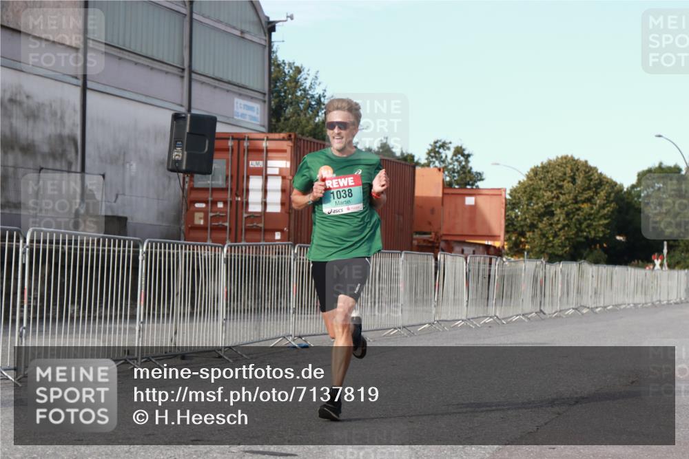 03.10.2024 - Köhlbrandbrückenlauf H.Heesch http://msf.ph/oto/7137819 03.10.2024 09:44:00 Ziel 1038 meine-sportfotos.de