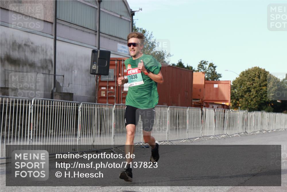 03.10.2024 - Köhlbrandbrückenlauf H.Heesch http://msf.ph/oto/7137823 03.10.2024 09:44:00 Ziel 1038 meine-sportfotos.de