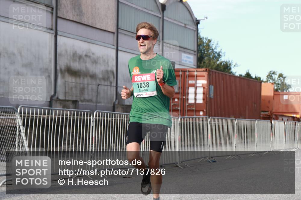 03.10.2024 - Köhlbrandbrückenlauf H.Heesch http://msf.ph/oto/7137826 03.10.2024 09:44:01 Ziel 1038 meine-sportfotos.de