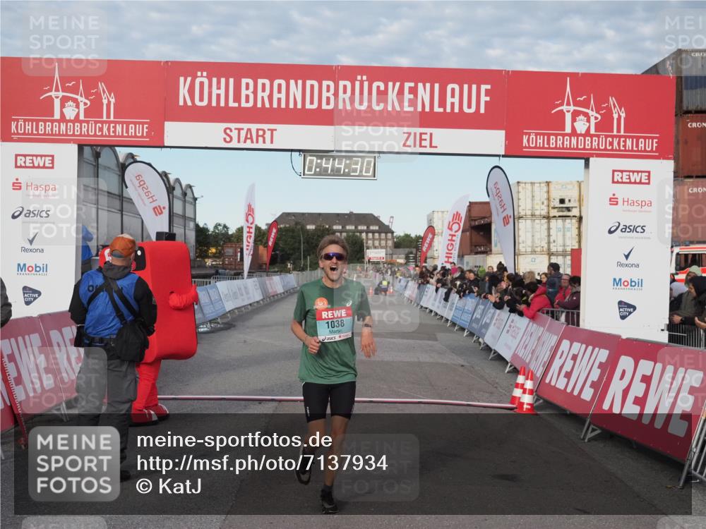 03.10.2024 - Köhlbrandbrückenlauf KatJ http://msf.ph/oto/7137934 03.10.2024 09:44:17 Ziel 1038 meine-sportfotos.de