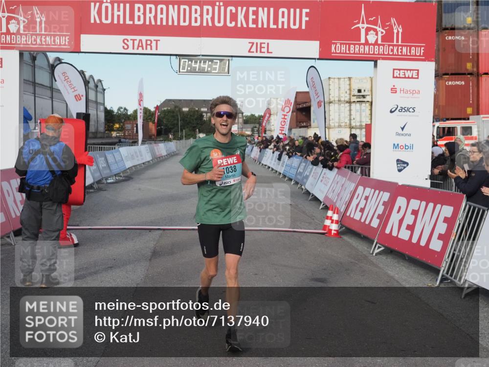 03.10.2024 - Köhlbrandbrückenlauf KatJ http://msf.ph/oto/7137940 03.10.2024 09:44:18 Ziel 1038 meine-sportfotos.de
