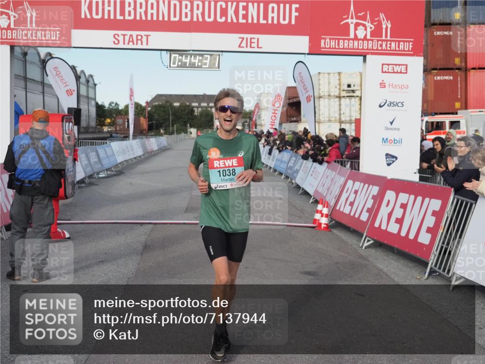 03.10.2024 - Köhlbrandbrückenlauf KatJ http://msf.ph/oto/7137944 03.10.2024 09:44:18 Ziel 1038 meine-sportfotos.de