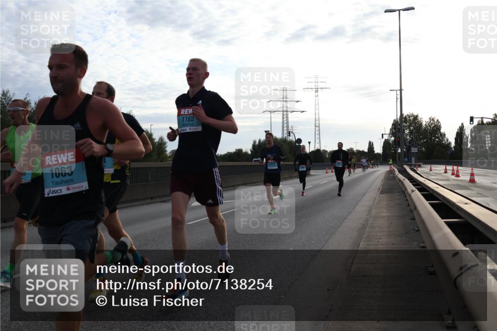 03.10.2024 - Köhlbrandbrückenlauf Luisa Fischer http://msf.ph/oto/7138254 03.10.2024 09:10:12 Position 3 1063, 1165, 1014 meine-sportfotos.de