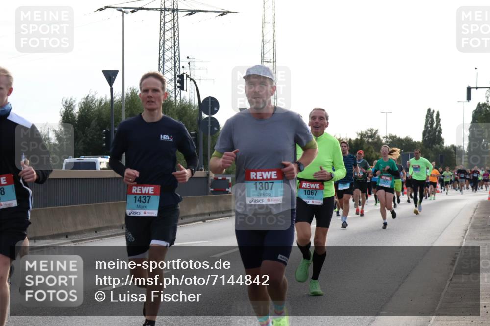 03.10.2024 - Köhlbrandbrückenlauf Luisa Fischer http://msf.ph/oto/7144842 03.10.2024 09:12:06 Position 3 8, 1437, 1307, 1067, 1327 meine-sportfotos.de