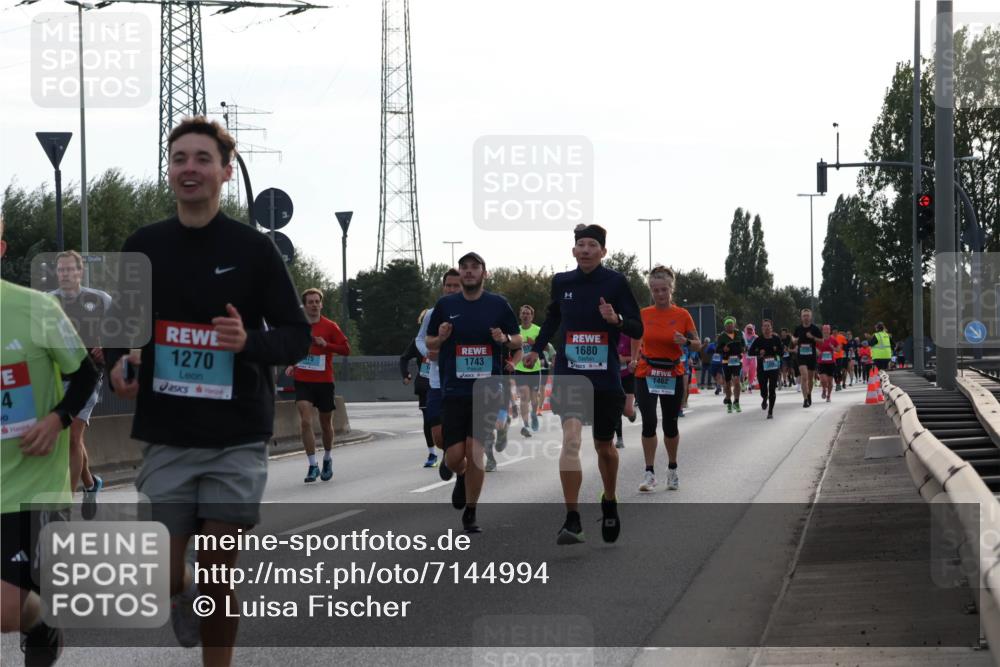 03.10.2024 - Köhlbrandbrückenlauf Luisa Fischer http://msf.ph/oto/7144994 03.10.2024 09:12:29 Position 3 4, 1270, 1680, 1743, 1462 meine-sportfotos.de