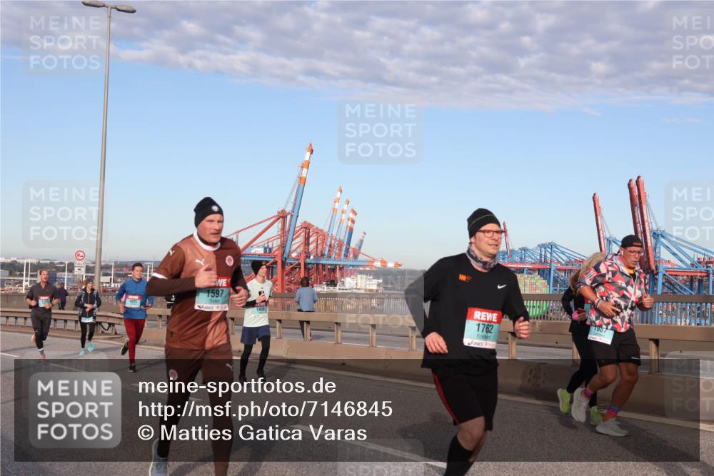 03.10.2024 - Köhlbrandbrückenlauf Matties Gatica Varas http://msf.ph/oto/7146845 03.10.2024 09:42:35 Position 2 1035, 1597, 1450, 1762 meine-sportfotos.de