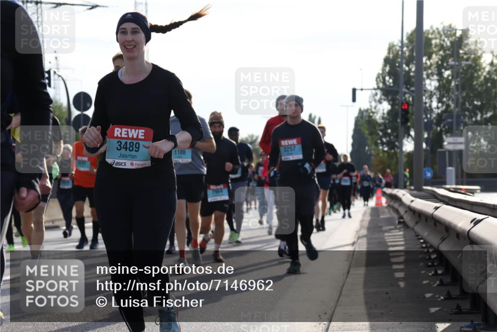 03.10.2024 - Köhlbrandbrückenlauf Luisa Fischer http://msf.ph/oto/7146962 03.10.2024 09:22:39 Position 3 3297, 3489, 1100, 3257 meine-sportfotos.de
