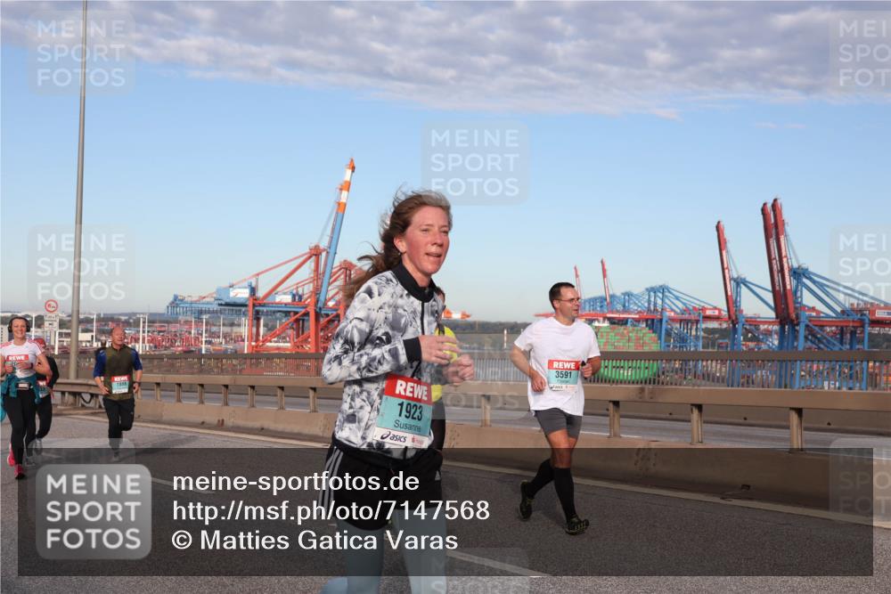 03.10.2024 - Köhlbrandbrückenlauf Matties Gatica Varas http://msf.ph/oto/7147568 03.10.2024 09:43:42 Position 2 1886, 1923, 3591 meine-sportfotos.de