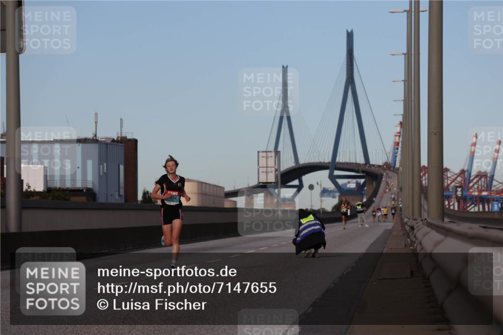 03.10.2024 - Köhlbrandbrückenlauf Luisa Fischer http://msf.ph/oto/7147655 03.10.2024 09:37:09 Position 3 024 meine-sportfotos.de