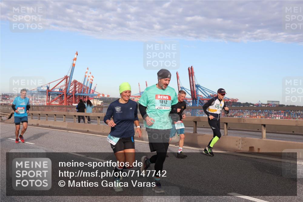 03.10.2024 - Köhlbrandbrückenlauf Matties Gatica Varas http://msf.ph/oto/7147742 03.10.2024 09:43:58 Position 2 2112, 1812, 2017 meine-sportfotos.de
