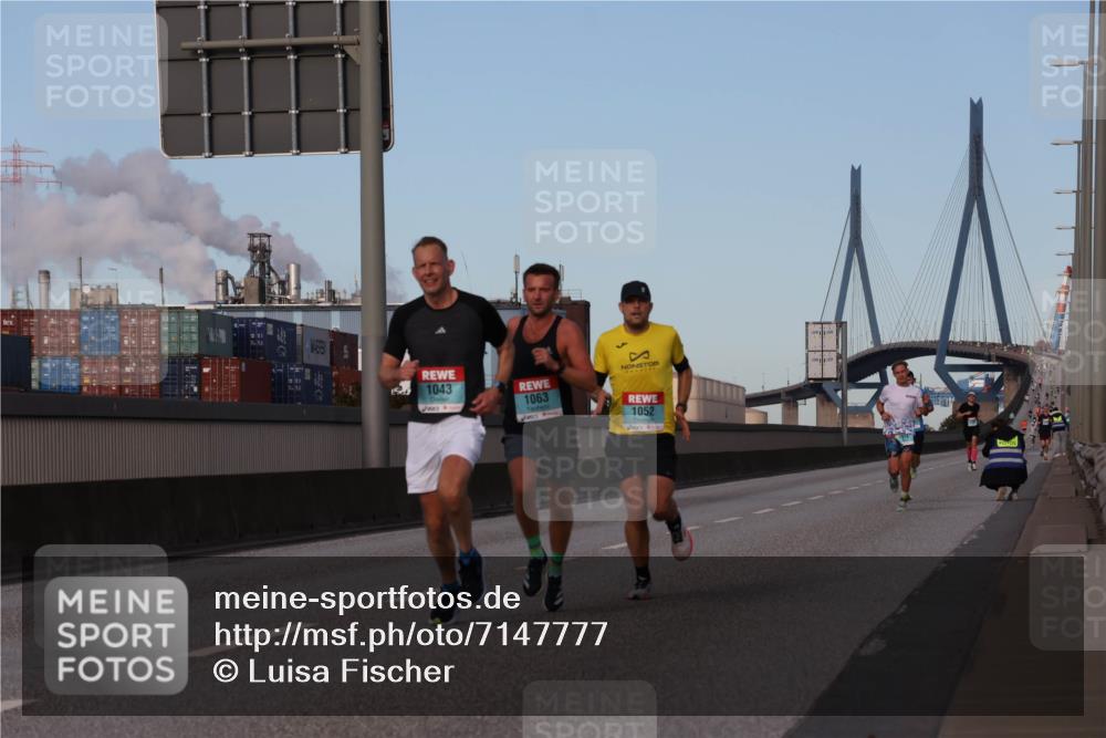 03.10.2024 - Köhlbrandbrückenlauf Luisa Fischer http://msf.ph/oto/7147777 03.10.2024 09:38:13 Position 3 1043, 1063, 1052 meine-sportfotos.de