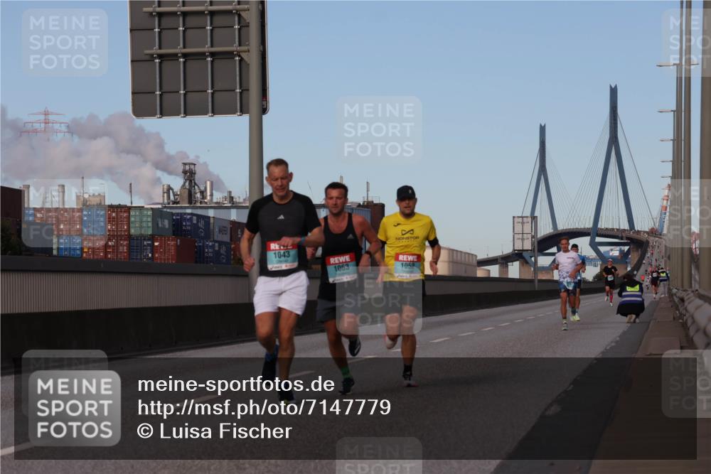 03.10.2024 - Köhlbrandbrückenlauf Luisa Fischer http://msf.ph/oto/7147779 03.10.2024 09:38:13 Position 3 1043, 1063, 1052 meine-sportfotos.de