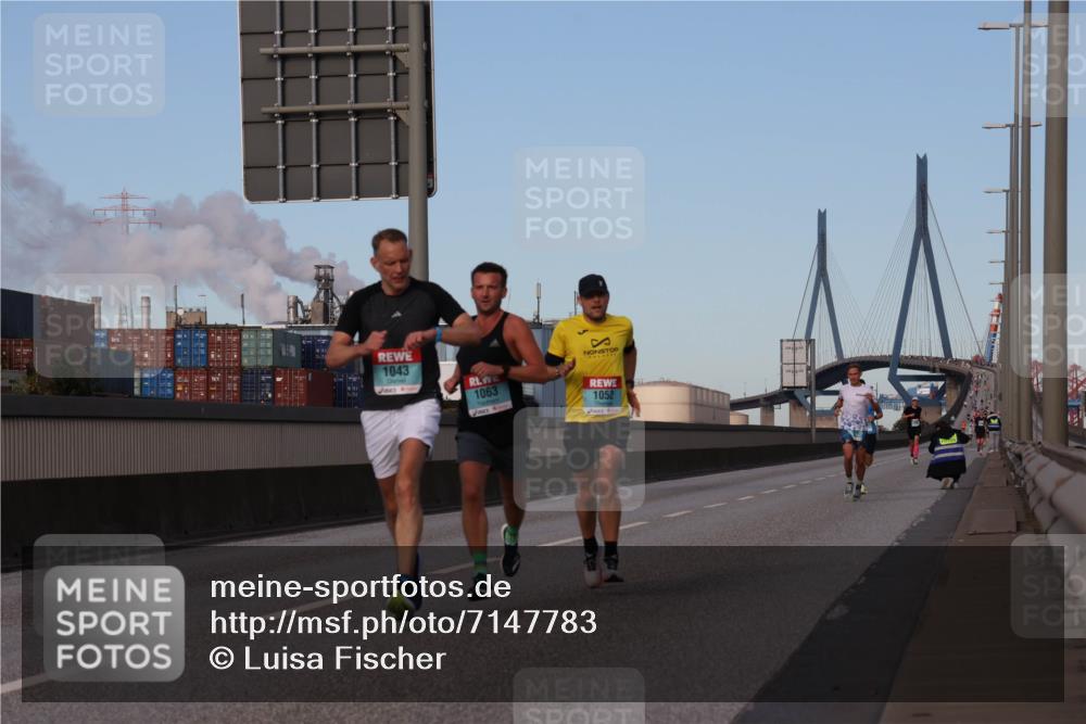 03.10.2024 - Köhlbrandbrückenlauf Luisa Fischer http://msf.ph/oto/7147783 03.10.2024 09:38:14 Position 3 1043, 1063, 1052 meine-sportfotos.de