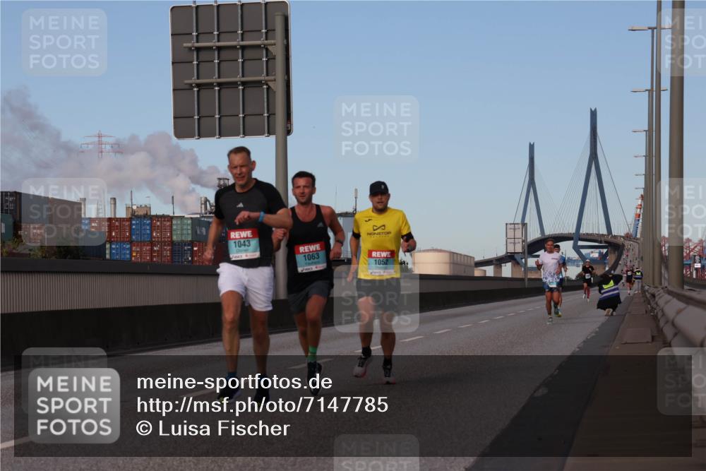 03.10.2024 - Köhlbrandbrückenlauf Luisa Fischer http://msf.ph/oto/7147785 03.10.2024 09:38:14 Position 3 1043, 1063, 1052 meine-sportfotos.de