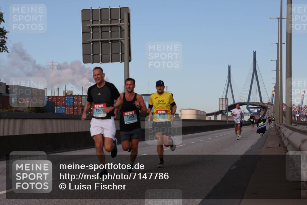 03.10.2024 - Köhlbrandbrückenlauf Luisa Fischer http://msf.ph/oto/7147786 03.10.2024 09:38:14 Position 3 1043, 1063, 1052 meine-sportfotos.de