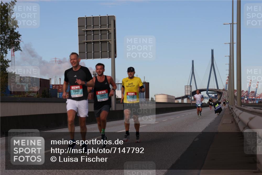 03.10.2024 - Köhlbrandbrückenlauf Luisa Fischer http://msf.ph/oto/7147792 03.10.2024 09:38:15 Position 3 1043, 1063, 1052 meine-sportfotos.de