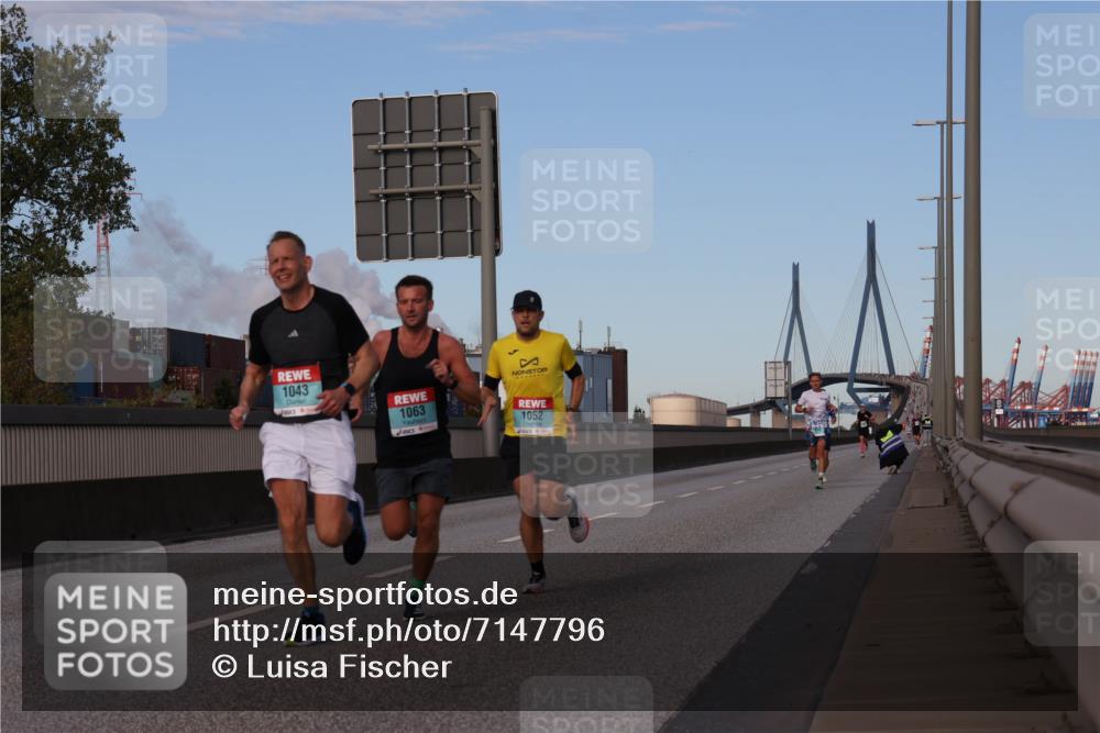 03.10.2024 - Köhlbrandbrückenlauf Luisa Fischer http://msf.ph/oto/7147796 03.10.2024 09:38:15 Position 3 1043, 1063, 1052 meine-sportfotos.de