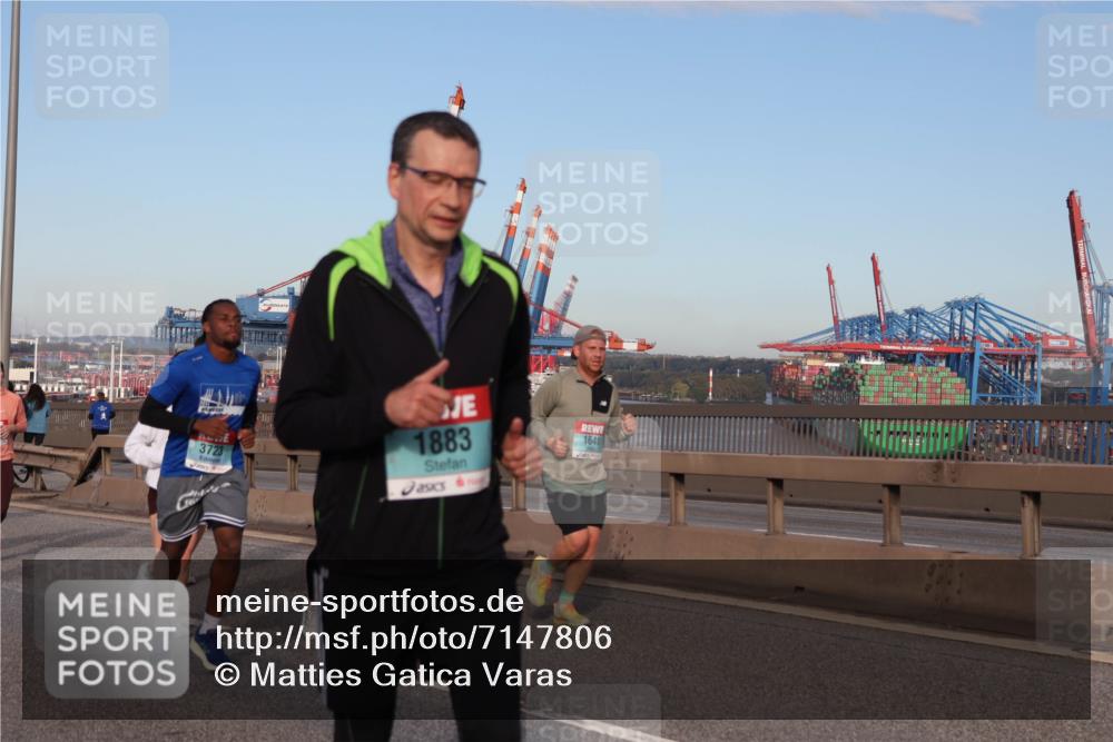 03.10.2024 - Köhlbrandbrückenlauf Matties Gatica Varas http://msf.ph/oto/7147806 03.10.2024 09:44:06 Position 2 3723, 1883, 1641 meine-sportfotos.de