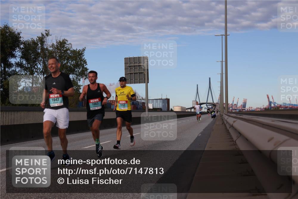 03.10.2024 - Köhlbrandbrückenlauf Luisa Fischer http://msf.ph/oto/7147813 03.10.2024 09:38:16 Position 3 1043, 1063, 1052 meine-sportfotos.de