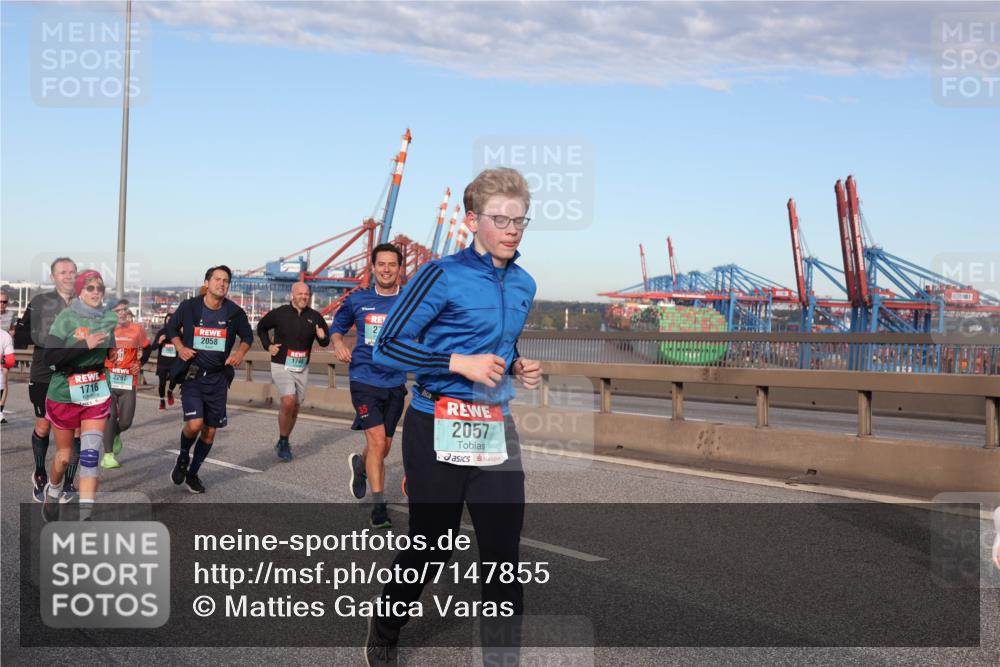03.10.2024 - Köhlbrandbrückenlauf Matties Gatica Varas http://msf.ph/oto/7147855 03.10.2024 09:44:10 Position 2 2297, 1716, 2058, 1746, 2057 meine-sportfotos.de