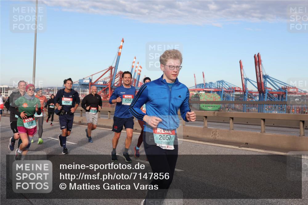 03.10.2024 - Köhlbrandbrückenlauf Matties Gatica Varas http://msf.ph/oto/7147856 03.10.2024 09:44:10 Position 2 1716, 2058, 1746, 2753, 1, 35, 2057 meine-sportfotos.de
