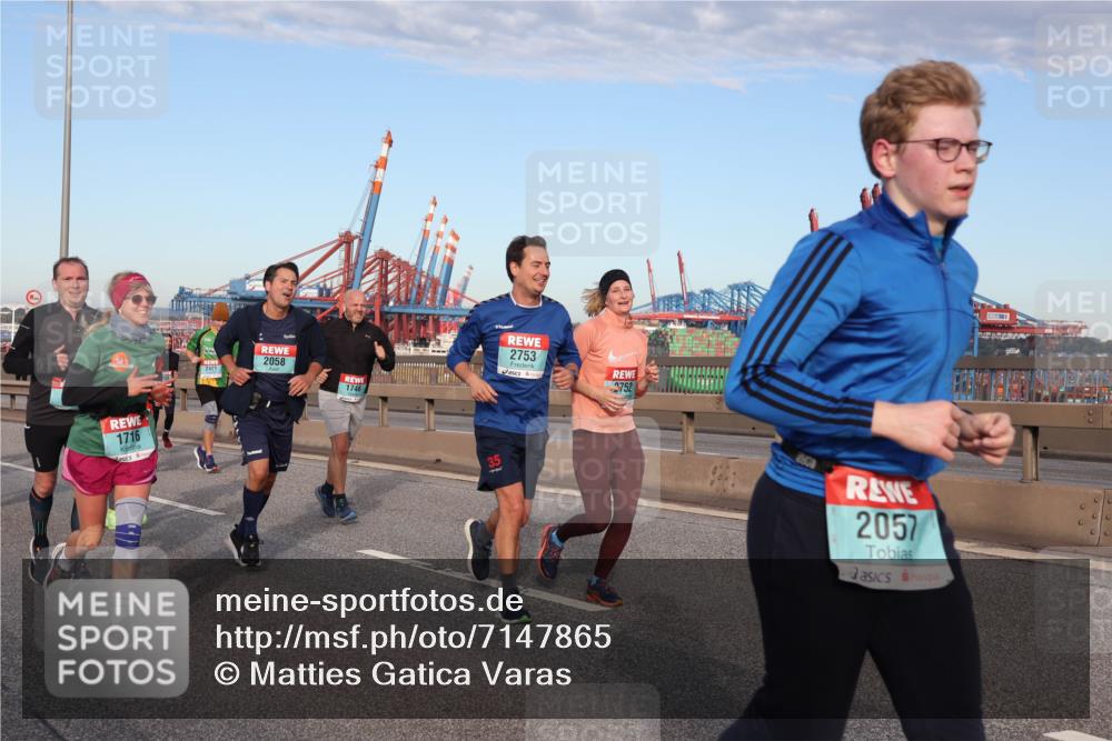 03.10.2024 - Köhlbrandbrückenlauf Matties Gatica Varas http://msf.ph/oto/7147865 03.10.2024 09:44:11 Position 2 1716, 2058, 2421, 1746, 35, 2753, 2752, 2808, 2057 meine-sportfotos.de