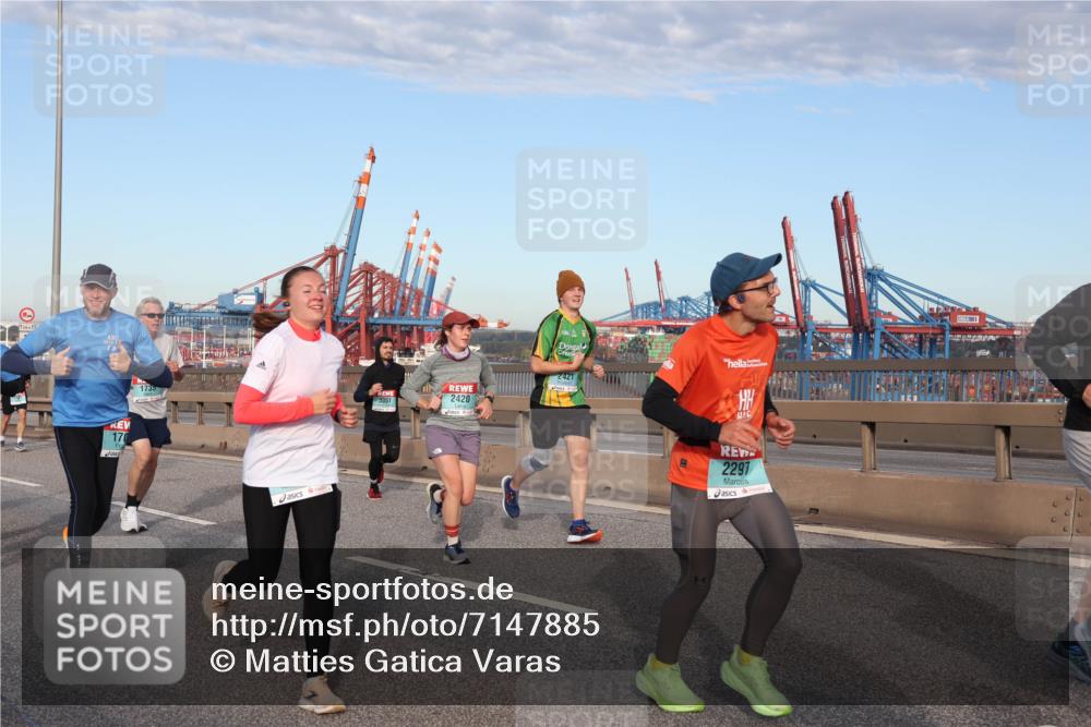 03.10.2024 - Köhlbrandbrückenlauf Matties Gatica Varas http://msf.ph/oto/7147885 03.10.2024 09:44:14 Position 2 170, 1735, 3051, 2420, 2297 meine-sportfotos.de