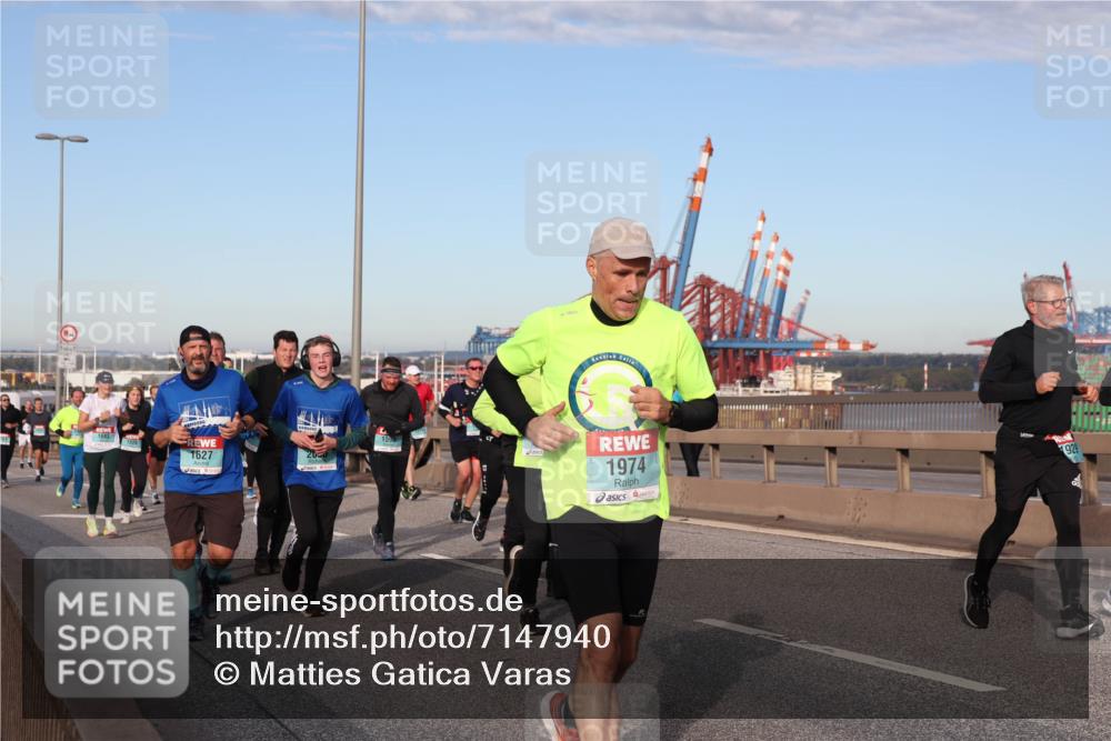 03.10.2024 - Köhlbrandbrückenlauf Matties Gatica Varas http://msf.ph/oto/7147940 03.10.2024 09:44:21 Position 2 1683, 1526, 1627, 20, 1590, 1974, 929 meine-sportfotos.de
