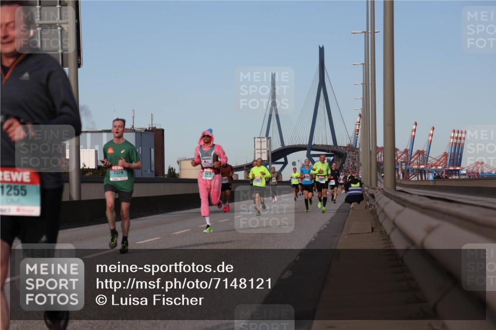 03.10.2024 - Köhlbrandbrückenlauf Luisa Fischer http://msf.ph/oto/7148121 03.10.2024 09:43:46 Position 3 1329, 1478, 1255 meine-sportfotos.de