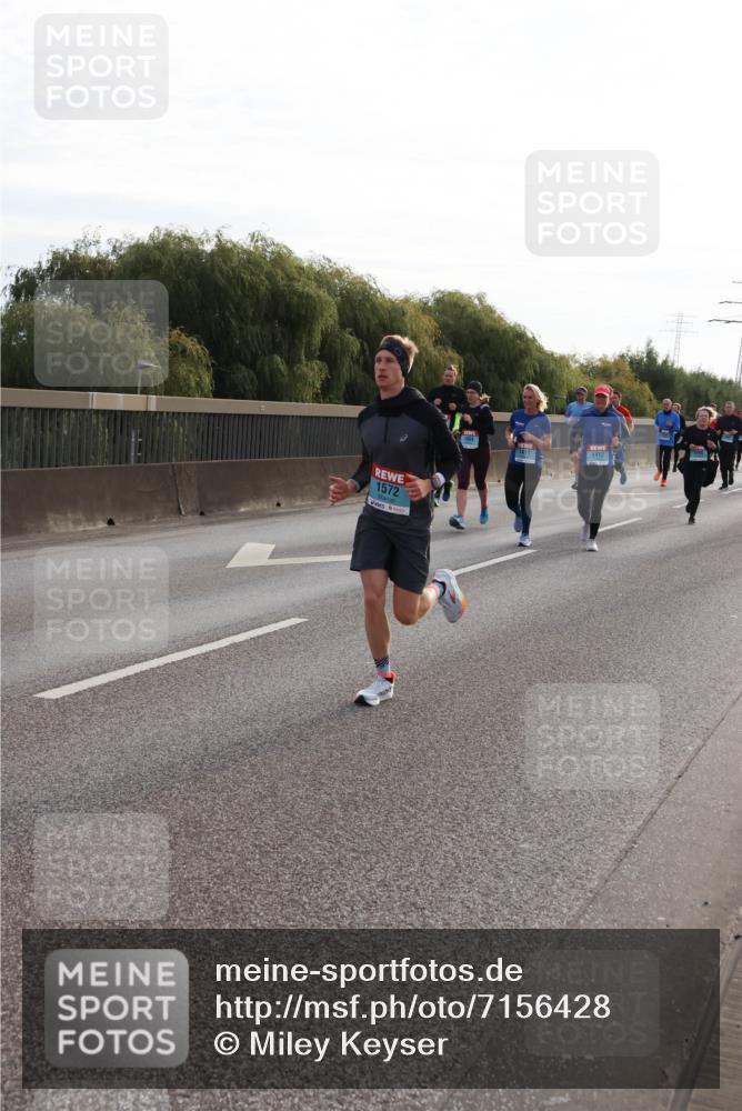 03.10.2024 - Köhlbrandbrückenlauf Miley Keyser http://msf.ph/oto/7156428 03.10.2024 09:14:36 Position 3 1572, 1411, 1412 meine-sportfotos.de