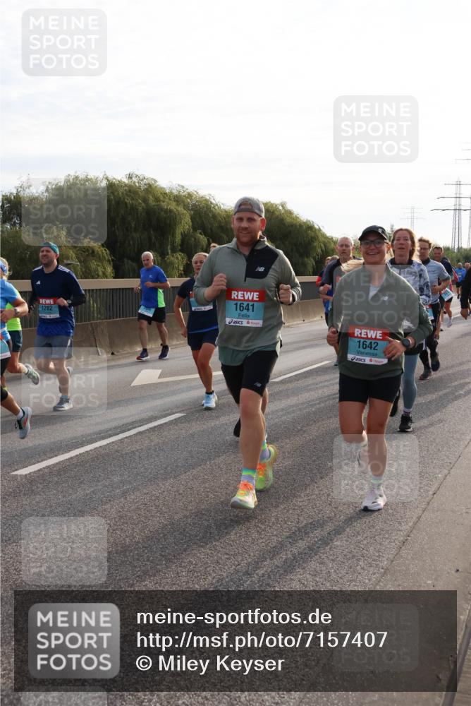 03.10.2024 - Köhlbrandbrückenlauf Miley Keyser http://msf.ph/oto/7157407 03.10.2024 09:17:02 Position 3 1282, 1641, 1642 meine-sportfotos.de