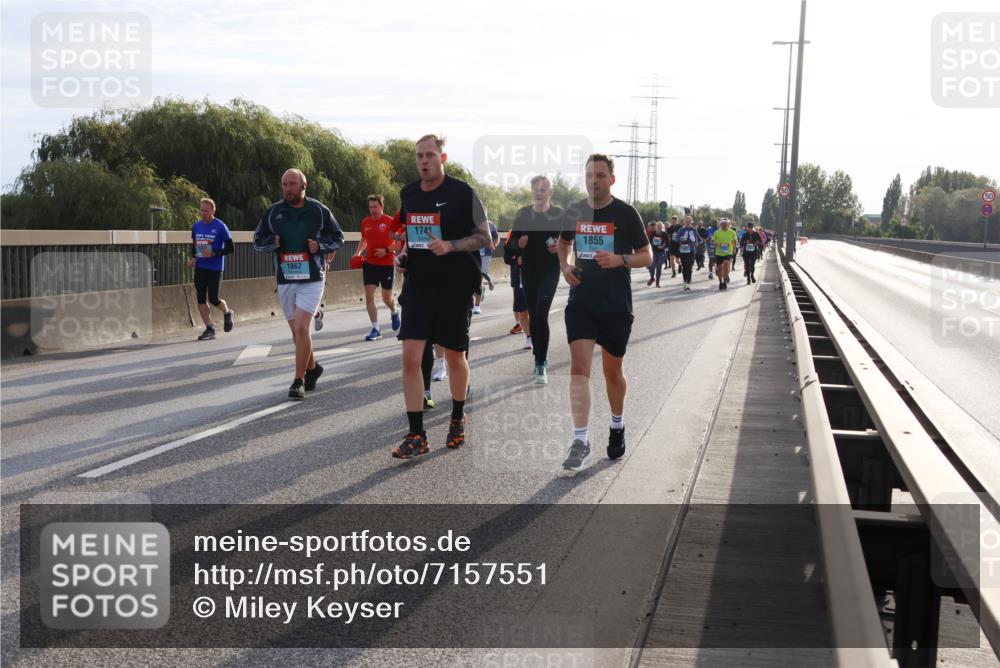 03.10.2024 - Köhlbrandbrückenlauf Miley Keyser http://msf.ph/oto/7157551 03.10.2024 09:17:30 Position 3 1741, 1855, 1862 meine-sportfotos.de