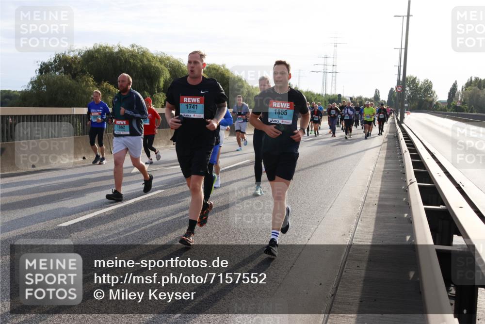 03.10.2024 - Köhlbrandbrückenlauf Miley Keyser http://msf.ph/oto/7157552 03.10.2024 09:17:31 Position 3 1862, 1741, 1855 meine-sportfotos.de