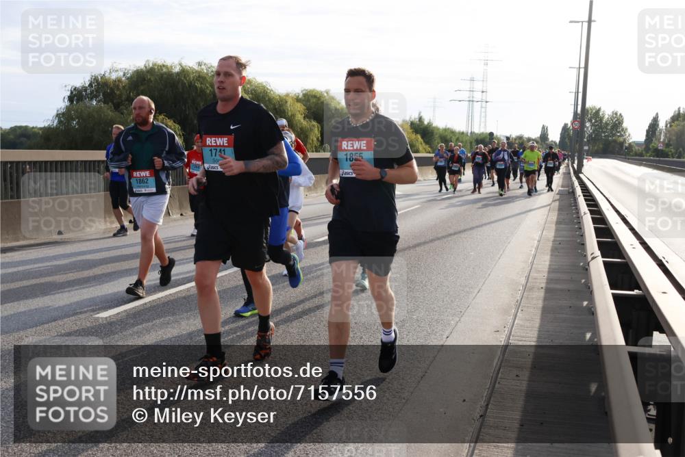 03.10.2024 - Köhlbrandbrückenlauf Miley Keyser http://msf.ph/oto/7157556 03.10.2024 09:17:31 Position 3 1711, 1368, 1862, 1855 meine-sportfotos.de